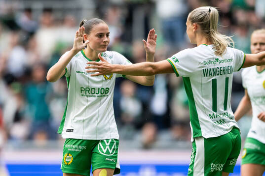 Hammarbys Smilla Vallotto jublar med Ellen Wangerheim
