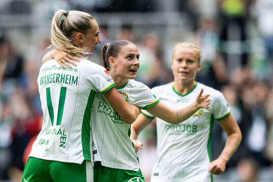 Hammarbys Smilla Vallotto jublar med Ellen Wangerheim