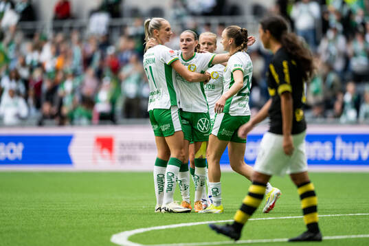 Hammarbys Smilla Vallotto jublar med Ellen Wangerheim och