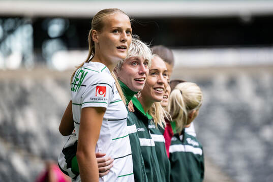 Hammarbys Lykke Ihrfelt och målvakt Moa Edrud