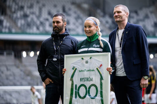 Hammarbys Eva Nyström hyllas för 100-matcher