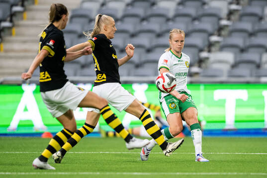 AIKs Moa Sjöström och Hammarbys Julie Blakstad