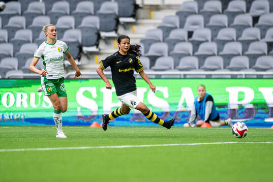Hammarbys Thea Sørbo och AIKs Annika Svensson