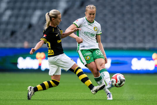 AIKs Olivia Lindstedt och Hammarbys Julie Blakstad