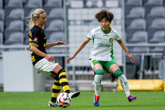 AIKs Olivia Lindstedt och Hammarbys Suzu Amano