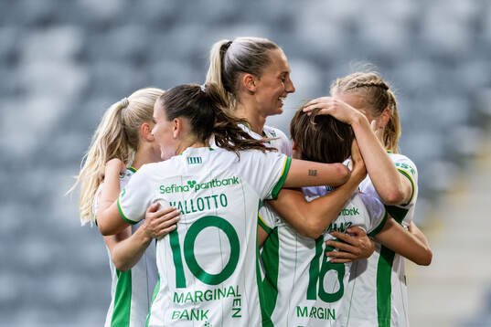 Hammarbys Suzu Amano jublar med lagkamrater