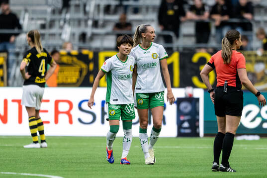 Hammarbys Suzu Amano och Ellen Wangerheim jublar