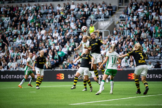 Hammarbys Julie Blakstad och AIKs Jennie Nordin