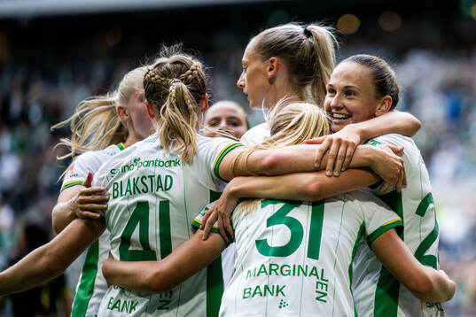 Hammarbys Julie Blakstad jublar med Smilla Holmberg och
