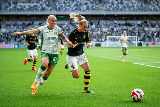Hammarbys Stina Lennartsson och AIKs Ellen Schampi