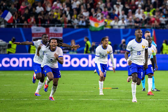Jules Koundé of France and teammates celebrate