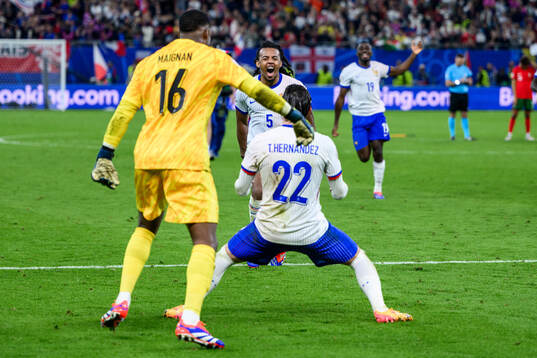 Theo Hernandez and Jules Koundé of France celebrate