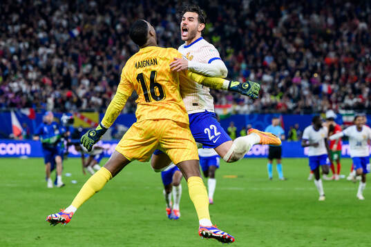 Theo Hernandez celebrate with goalkeeper Mike Maignan of