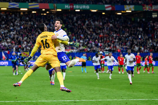 Theo Hernandez celebrate with goalkeeper Mike Maignan of