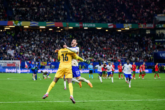 Theo Hernandez celebrate with goalkeeper Mike Maignan of