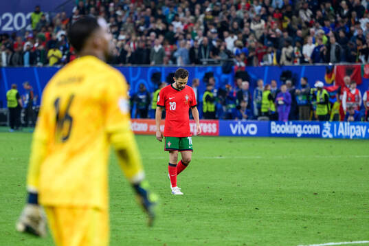 goalkeeper Mike Maignan of France and Bernardo Silva of