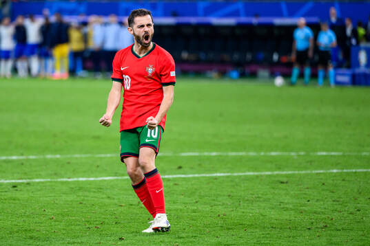 Bernardo Silva of Portugal celebrates