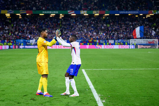 Ousmane Dembele celebrates with goalkeeper Mike Maignan of
