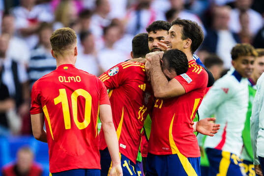 Ferran Torres of Spain celebrates with team mates