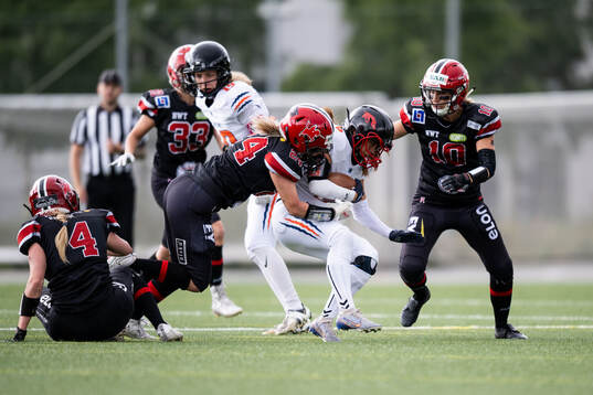 Carlstad Crusaders Frida Åkesson och Therese Helgman mot