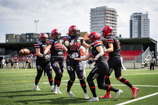 Carlstad Crusaders Sara Lidner jublar med lagkamrater