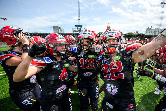 Carlstad Crusaders Sara Lidner, Linda Johansson och Gaby