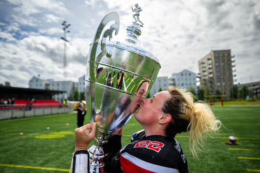 Carlstad Crusaders Gaby Knops jublar med pokalen