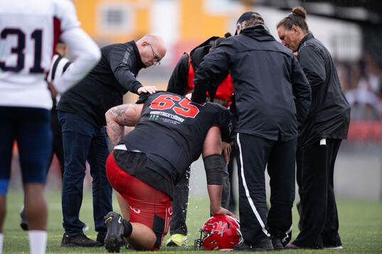 Carlstad Crusaders Ben Shedwick har ont och får vård