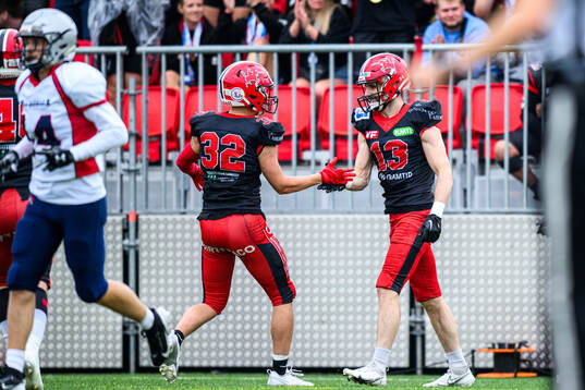 Carlstad Crusaders Strahinja Stepovic jublar med Elias