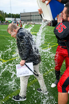 Carlstad Crusaders huvudtränare Christian Forsman jublar