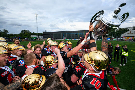Carlstad Crusaders spelare jublar med pokalen