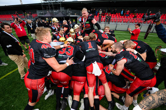 Carlstad Crusaders spelare jublar