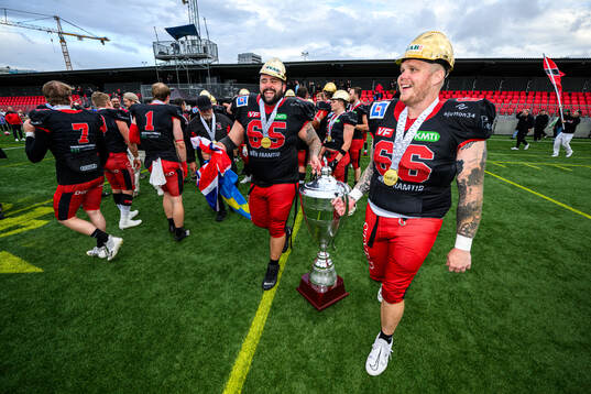Carlstad Crusaders Isak Berg och Niklas Johansson jublar