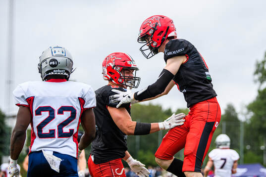 Carlstad Crusaders Young Kennedy jublar med Lukas Kullstrand