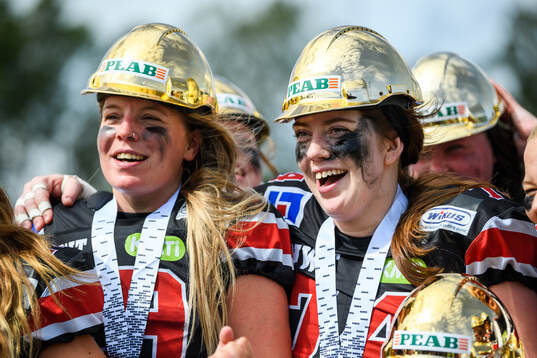 Carlstad Crusaders Linda Widberg och Alice D'Angelo jublar