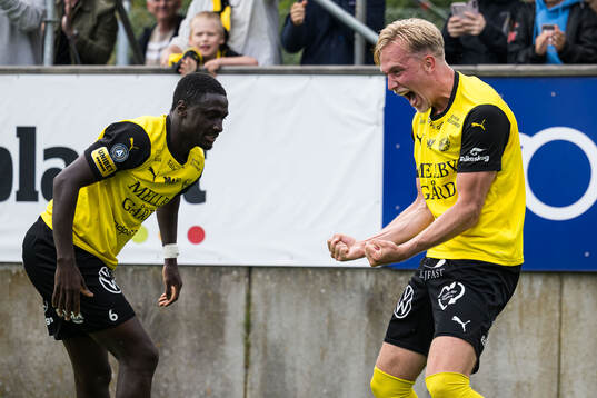 Mjällbys Herman Johansson jublar med Seedy Imam Jagne
