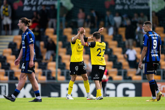 Mjällbys Rasmus Wikström och Jesper Gustavsson jublar