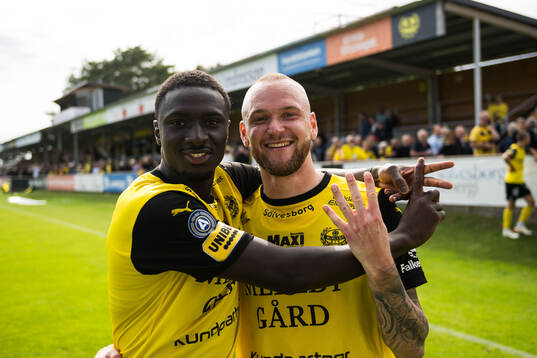 Mjällbys Seedy Imam Jagne och Adam Ståhl jublar