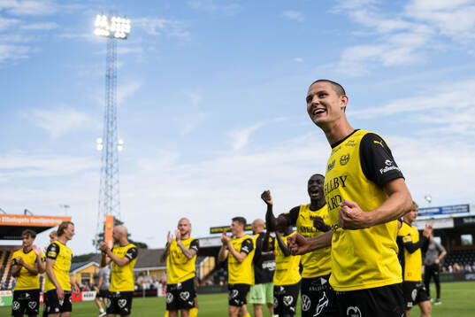 Mjällbys Rasmus Wikström jublar