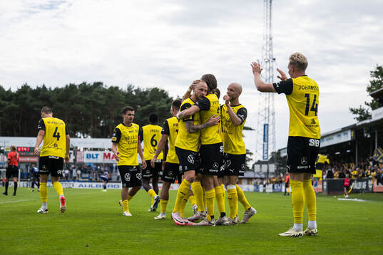 Mjällbys Adam Ståhl och Herman Johansson jublar