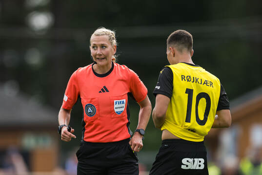 Domare Tess Olofsson och Mjällbys Nicklas Røjkjær