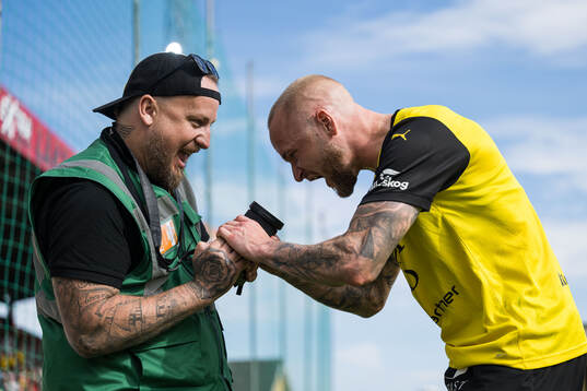 Mjällbys kommunikationsansvarige Jesse James Wahlberg och