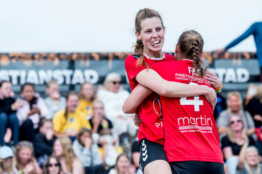 Kristianstads DFFs Amanda Edgren och Therese Ivarsson jublar