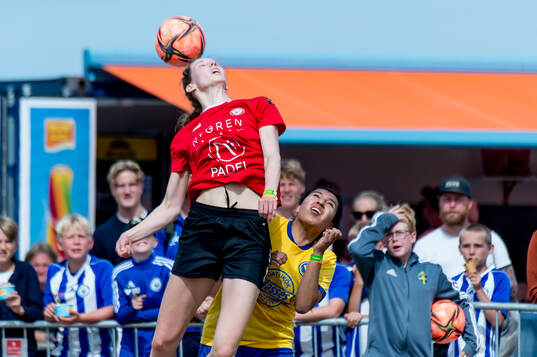 Kristianstads DFFs Amanda Edgren och Vetlanda Uniteds Kelly