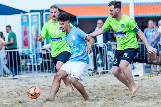 Lund FCs Erdon Mustafa och Bemannia FCs Marcus Kettler och