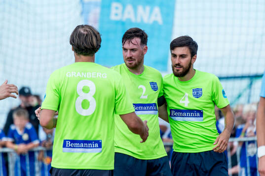 Bemannia FCs Erik Grönros Gustafsson jublar