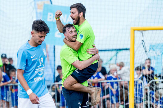 Bemannia FCs Erik Grönros Gustafsson och Nils Lavah jublar