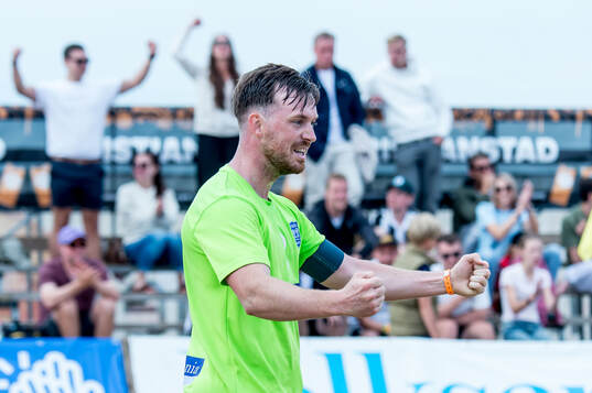 Bemannia FCs Erik Grönros Gustafsson jublar