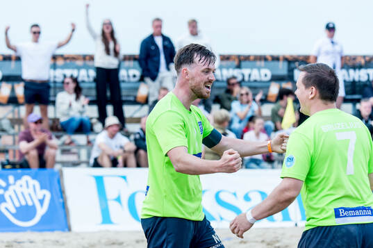 Bemannia FCs Erik Grönros Gustafsson jublar