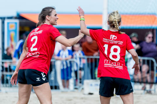 Kristianstads DFFs Tinna Mark Antonsdottir och Gudny Björk